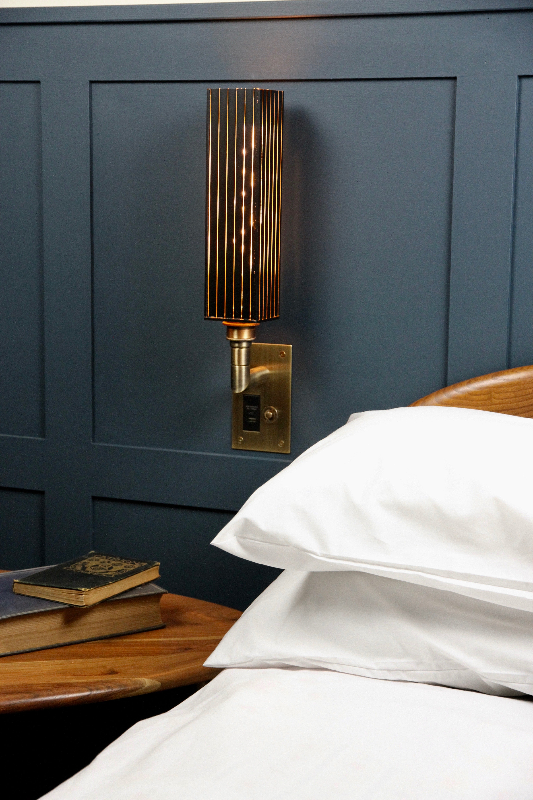 AMBASSADOR_BLACK_AND_GOLD_GLASS_WALL_LIGHT_FOCUS_SB