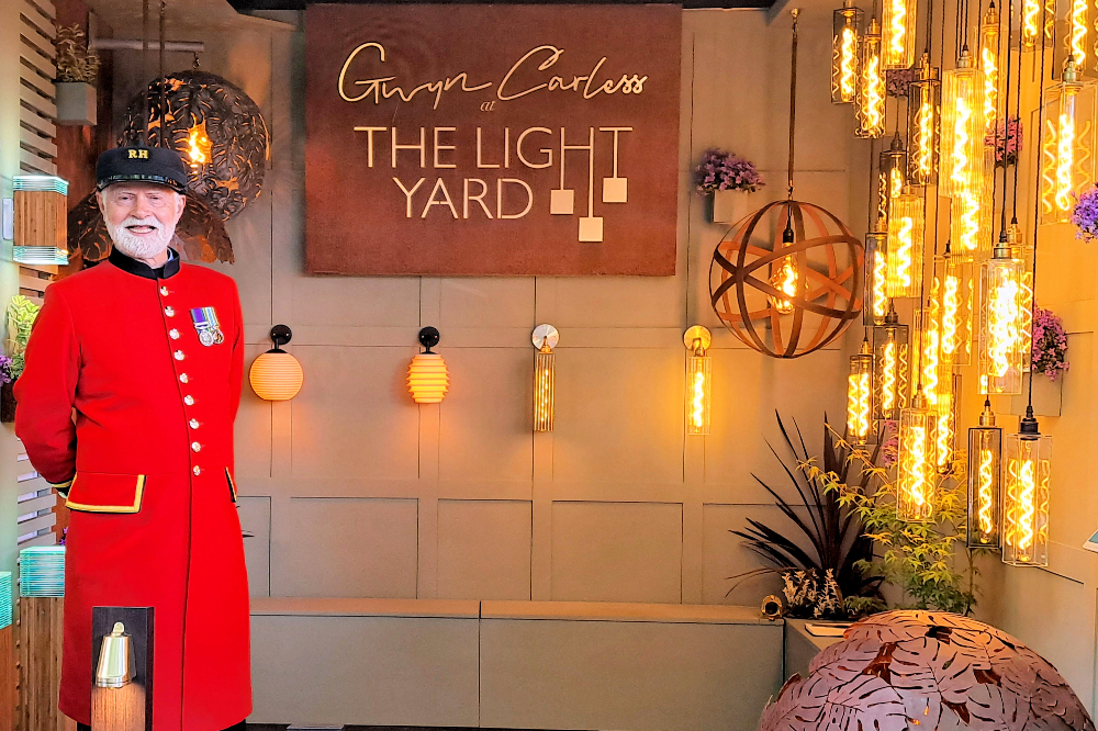CHELSEA PENSIONER AT THE RHS FLOWER SHOW 