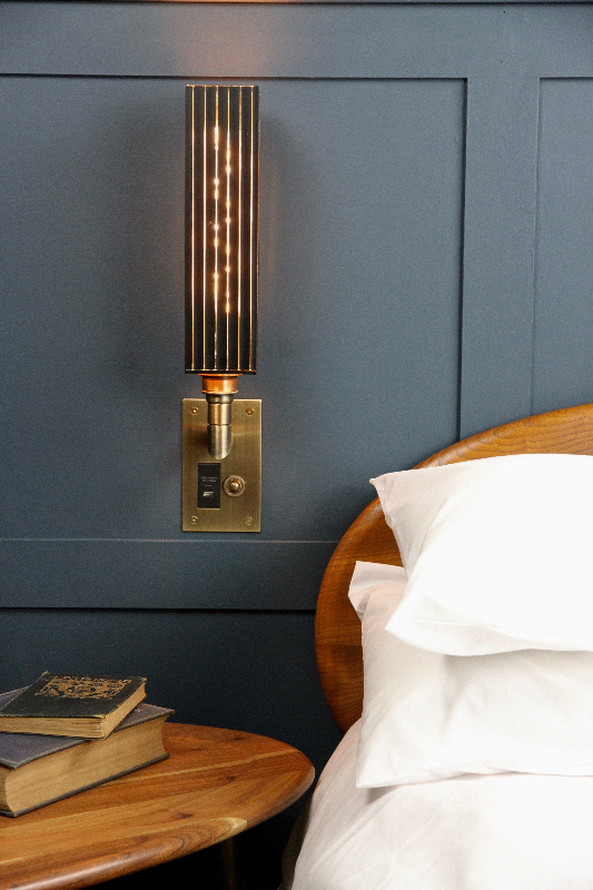 AMBASSADOR_BLACK_AND_GOLD_GLASS_WALL_LIGHT_FOCUS_SB