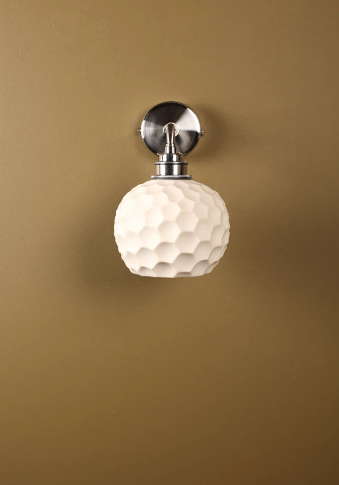 Elegant honeycomb effect ceramic IP44 bathroom wall light with nickel fixtures