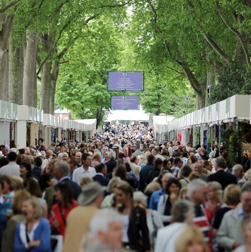 LARGE CROWDS AT RHS CHELSEA FLOWER SHOW