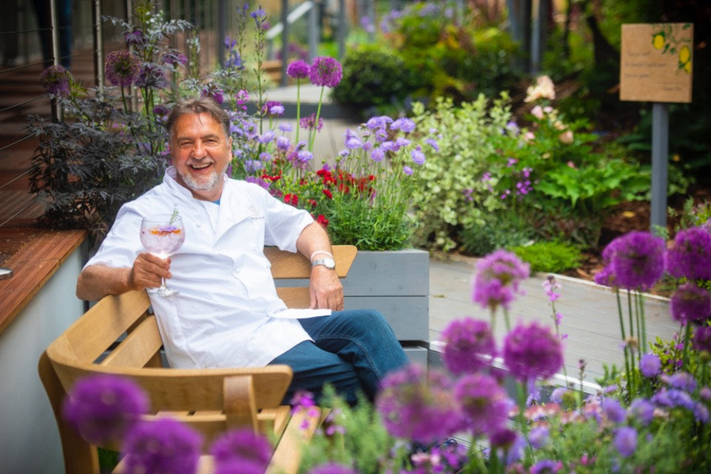 RAYMOND BLAND IN JARDIN BLANC RHS CHELSEA FLOWER SHOW