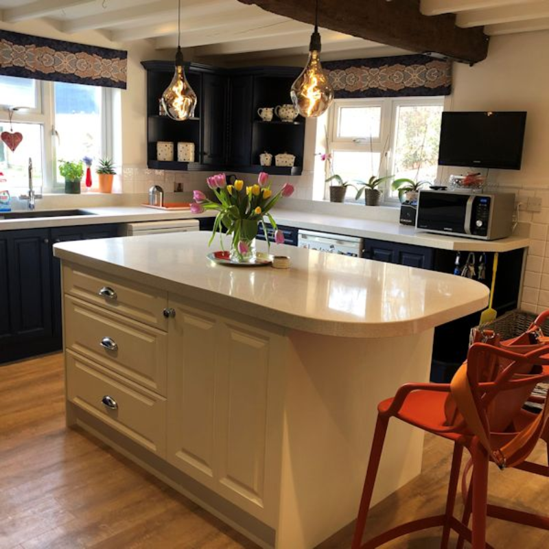 DECORATIVE PENDANT LIGHTS OVER KITCHEN ISLAND